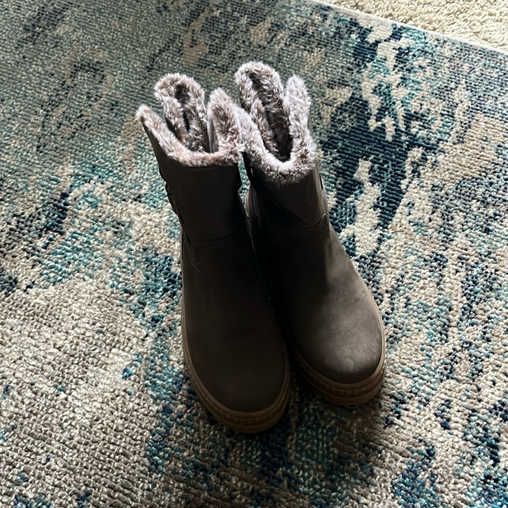 fur lined boots, water resistant